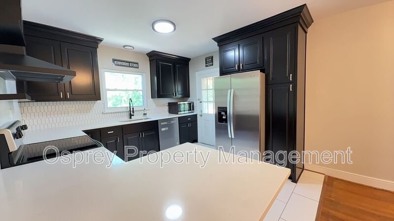 Charming 2BR with Sunroom, Hardwood Floors & Lawn Care Included - Photo 6