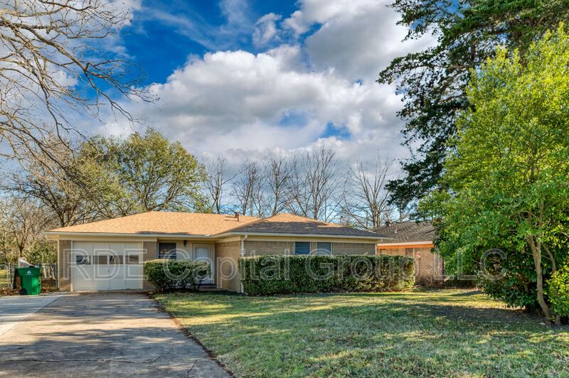 Waxahachie House: 502 Brown St