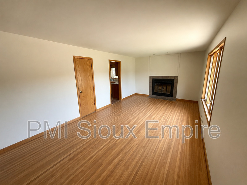 Sioux Falls House: 2004 w 33rd st
