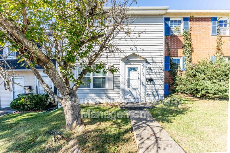 Woodbridge Townhome: 1438 Cottonwood Ct