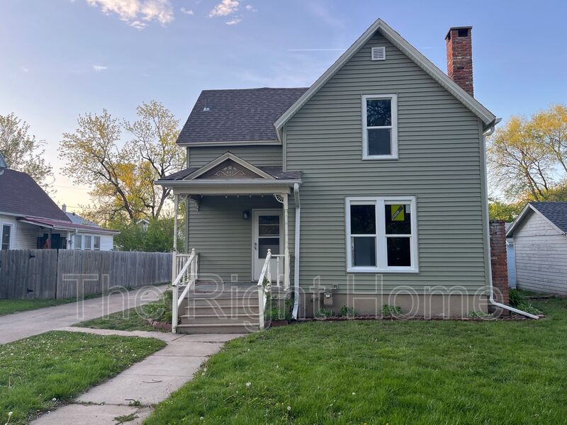Fremont House: 840 E 6th St