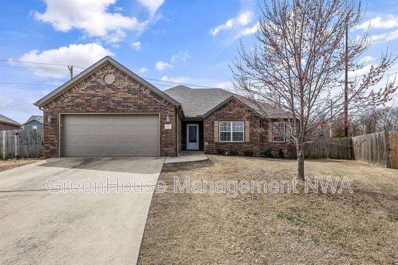 Bentonville House: 2907 SW Tanglewood Ave