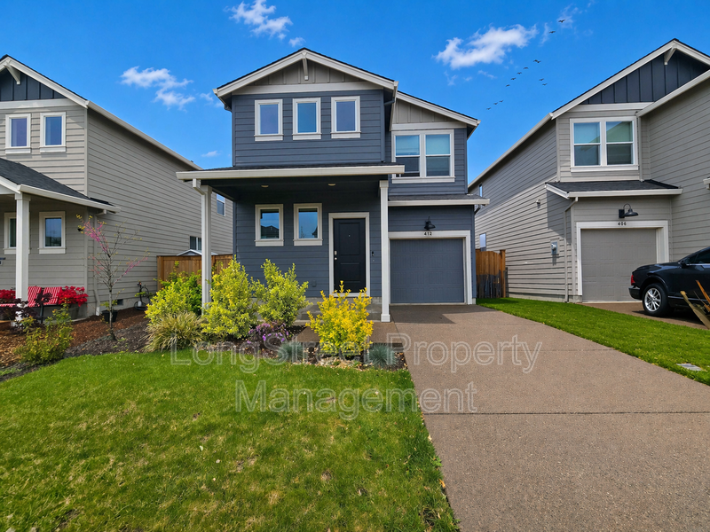 Salem House: 412 Lost Lake St NE