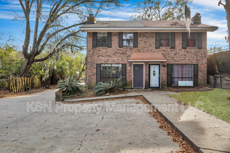Savannah Townhome: 2220 East Victory Drive