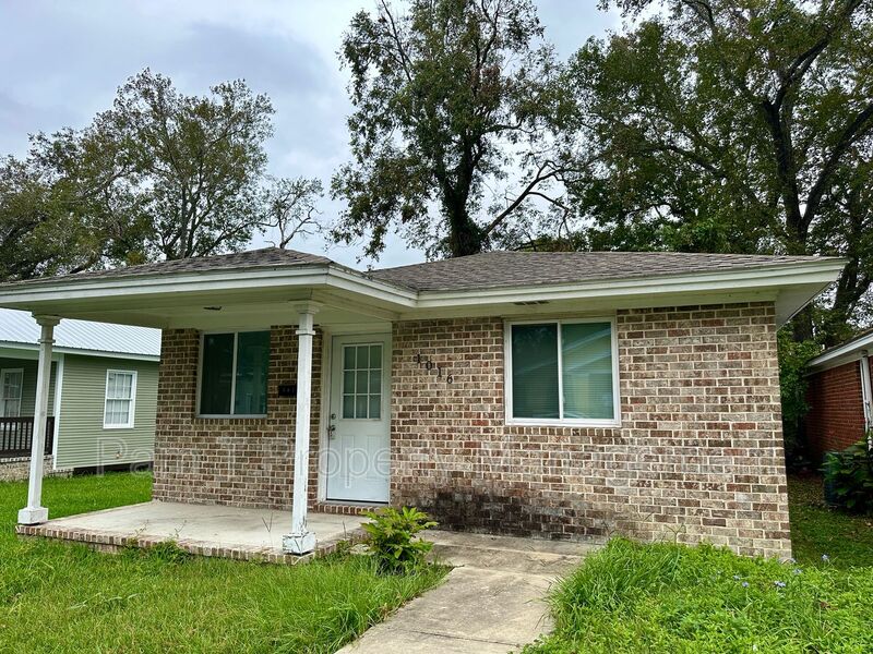 Savannah House: 1016 W 42nd St