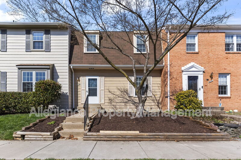 Lorton House: 8234 Stationhouse Ct