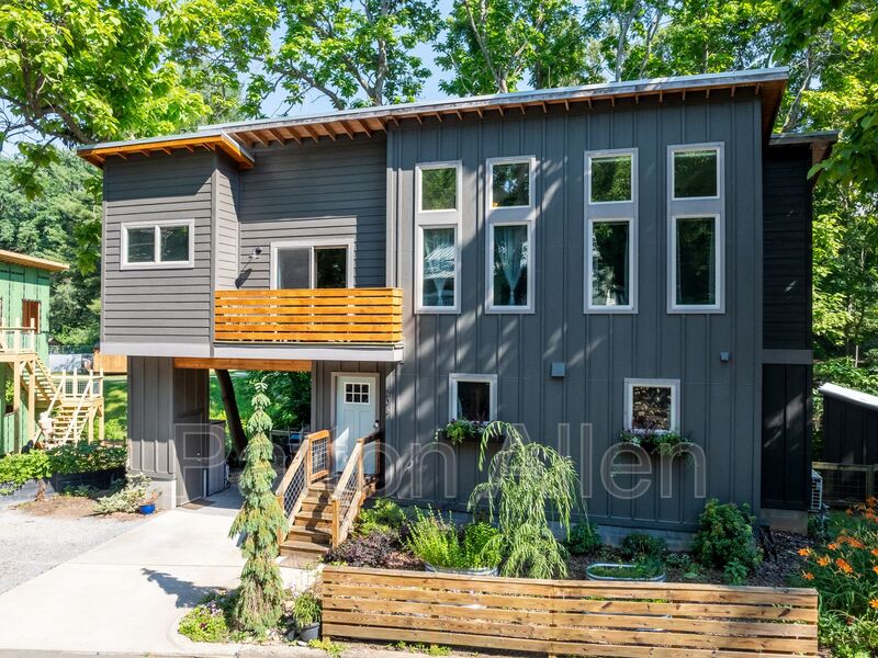 Asheville House: 206 Waynesville Ave