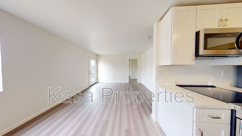 Albany House: 410 Evelyn Ave