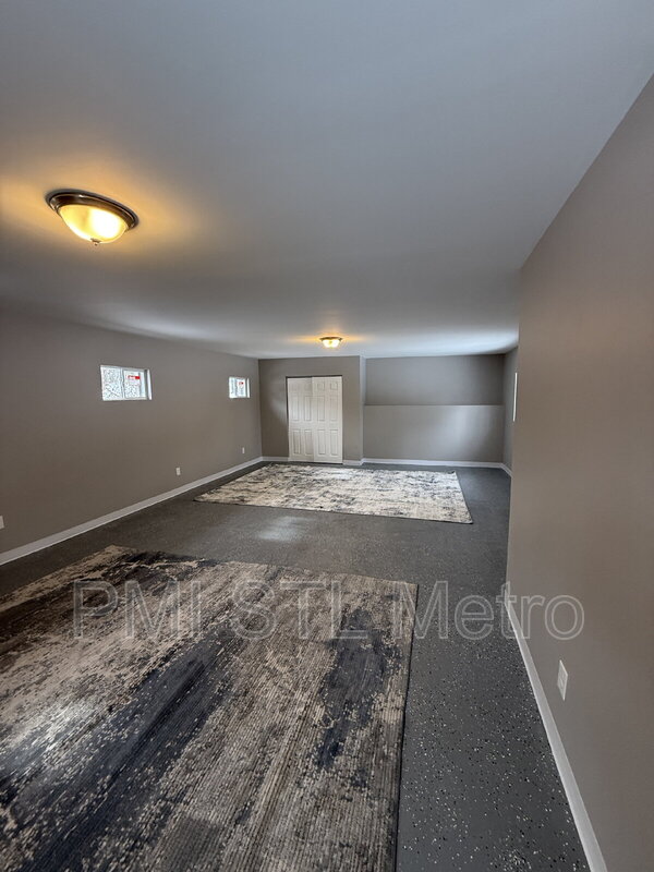 Saint Louis House: 25 S Dellwood Ave