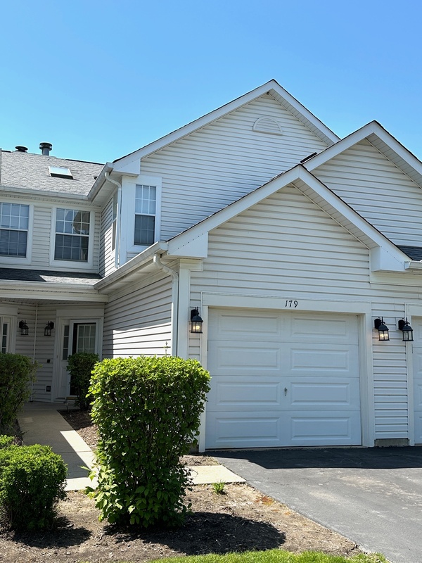 Lake In The Hills Townhome: 179 Polaris Dr