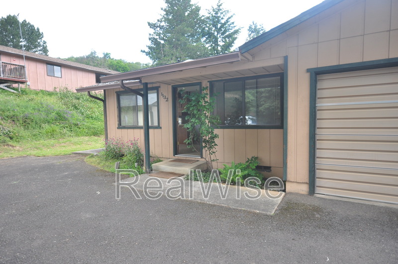 Roseburg House: 1132 NE Barager Ave