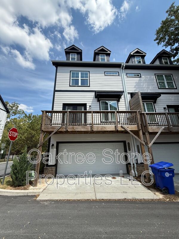 Atlanta House: 1996 Main St NW