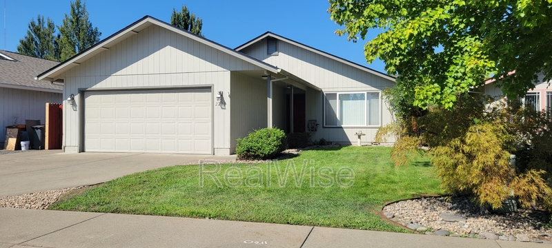 Grants Pass House: 2210 SW Bridge St