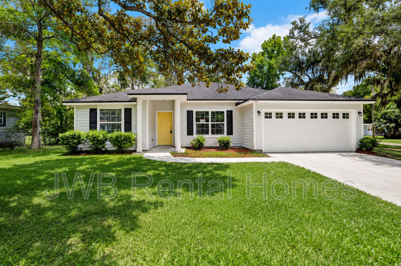 Jacksonville House: 10351 Pinehurst Dr