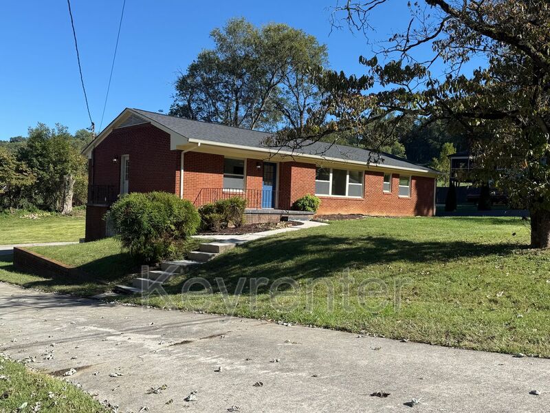 Knoxville House: 424 Bridge View Rd.