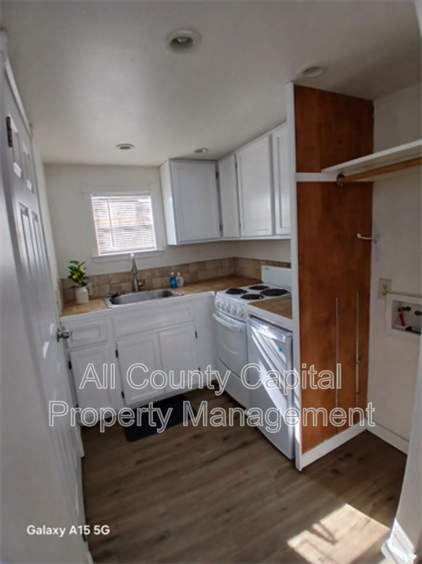 Lockhart House: 4889 North Hwy #183,