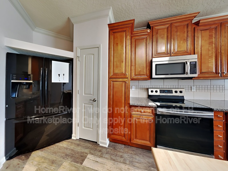 Crestview House: 5454 Lee Farm Blvd