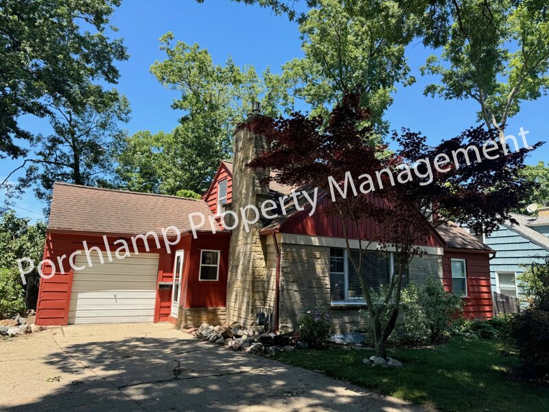 Grand Rapids House: 2615 Coit Avenue Northeast