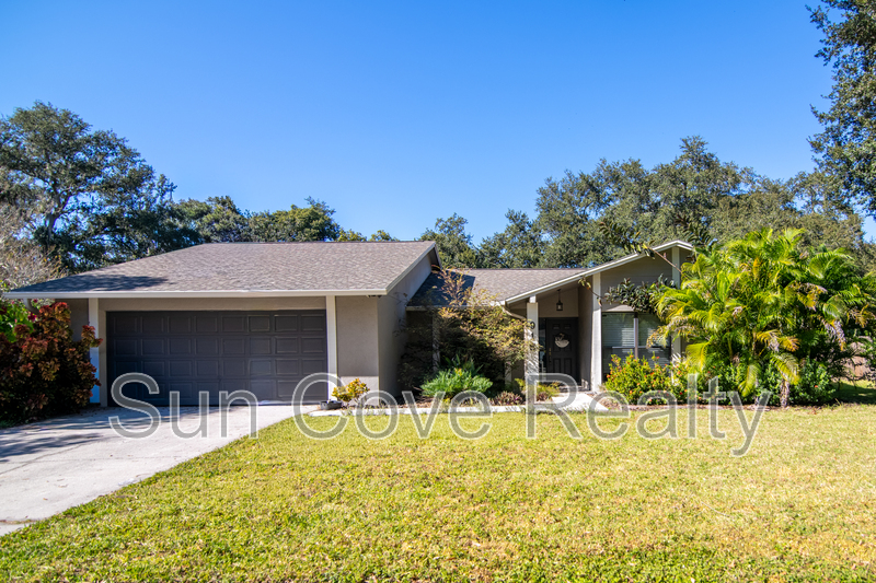 Tampa House: 915 Woodleaf Way