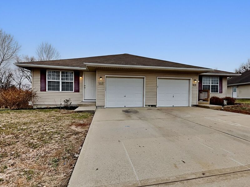 Grain Valley House: 410 NW Woodbury Dr