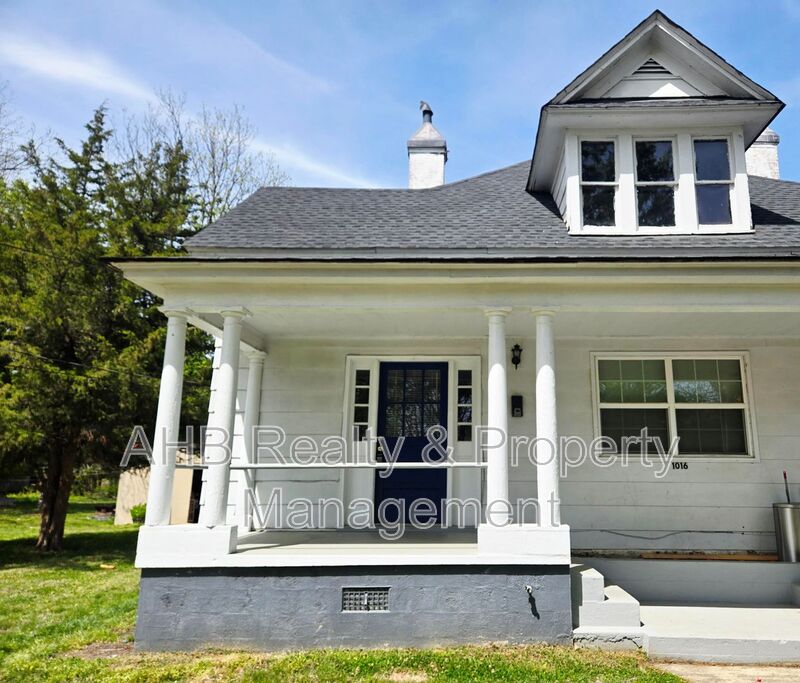 Burlington House: 1016 Washington St