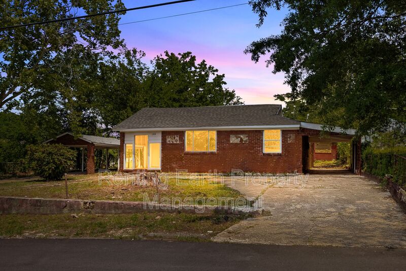 Birmingham House: 108 E Ann Dr SW