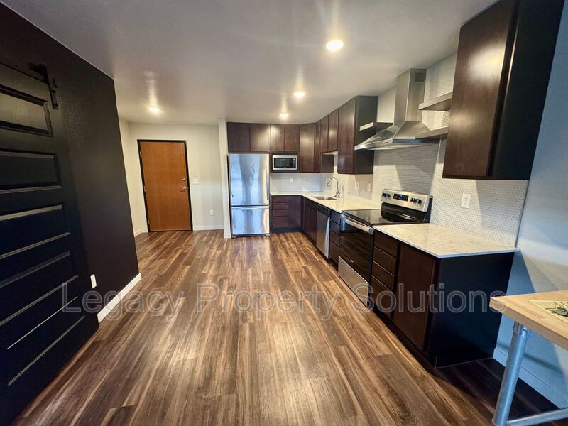 Bismarck House: 208 E Greenfield Ln