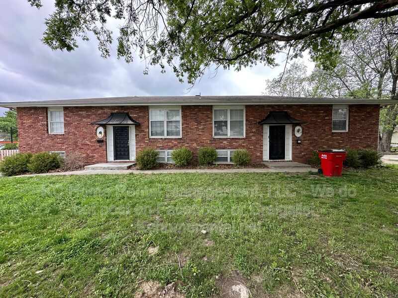 Blue Springs House: 708 NW. Mock Ave.