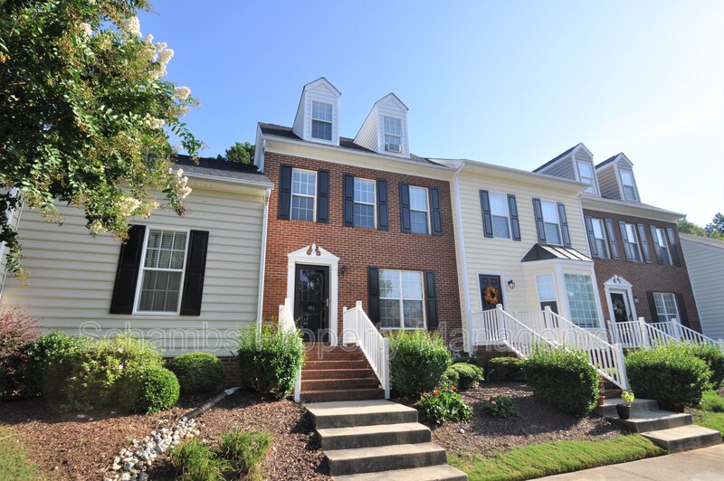 Apex Townhome: 402 Knightsborough Way