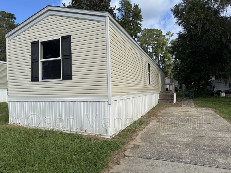 Tallahassee House: 396 Manatee Cove Drive