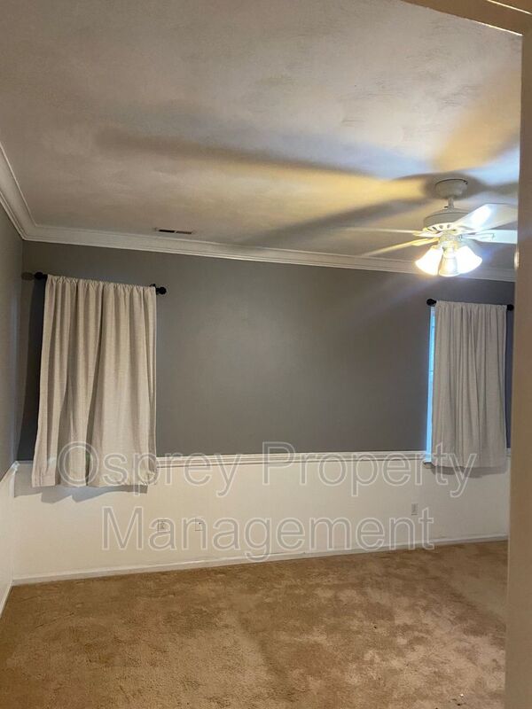 Immaculate 4 bedroom 2.5 bath Home - Photo 11