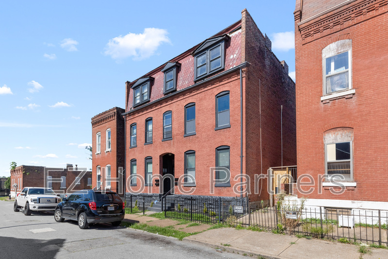 Saint Louis Townhome: 2317 Indiana Ave