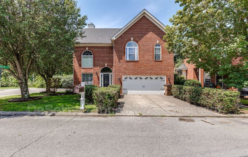 Nashville House: 701 Brent Glen Place