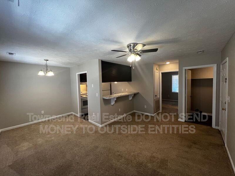 Fayetteville House: 1425C Ireland Dr