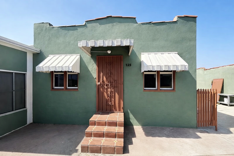 Los Angeles House: 727 E 81st St