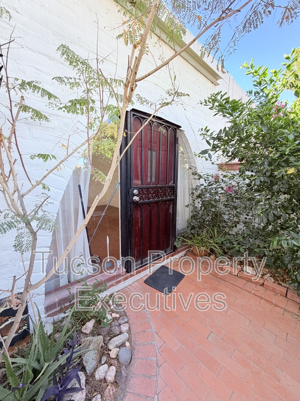 Tucson House: 629 West Las Lomitas Road