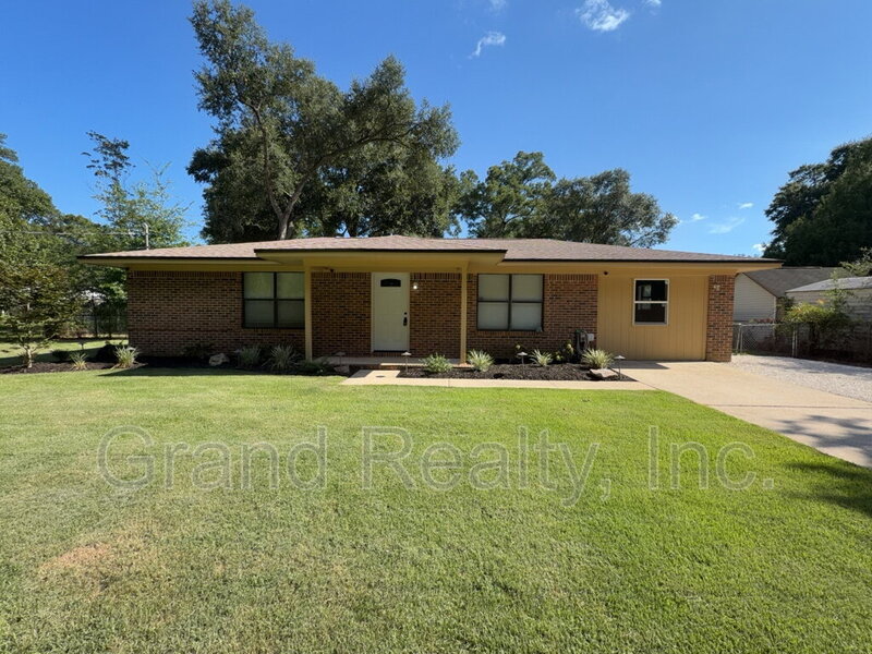 Milton House: 6119 Shawn Ln