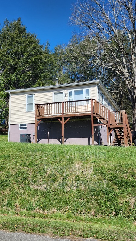 Beckley House: 175 Colton Loop