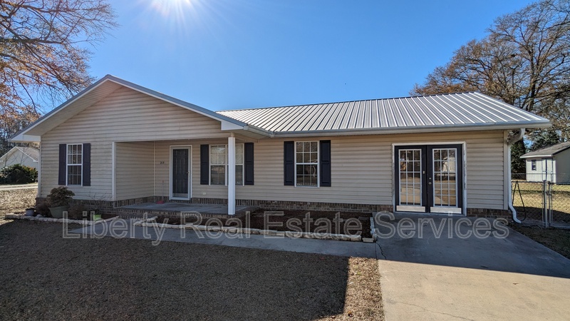 Glennville House: 215 Gordon St