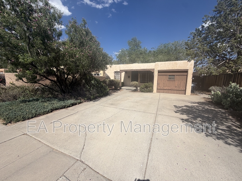 Albuquerque House: 3515 Berkeley Pl NE