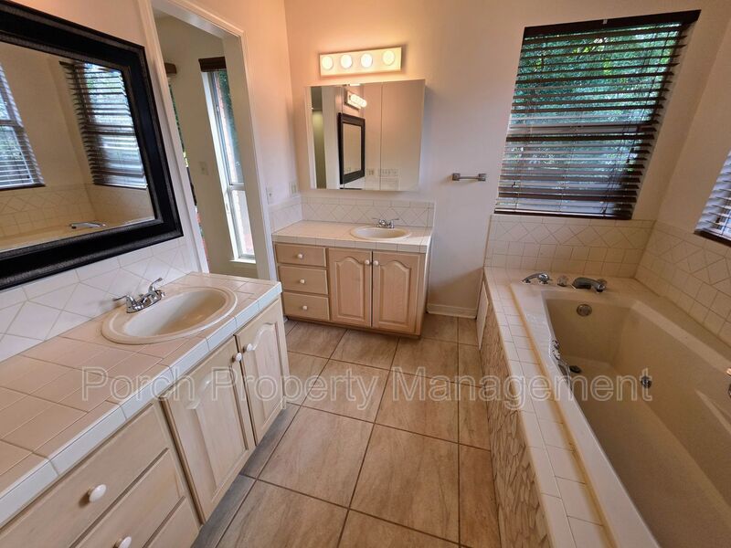 Gulf Breeze House: 303 Shoreline Dr