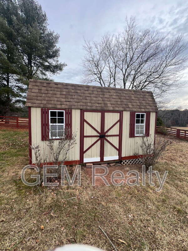 Fredericksburg House: 1244 Mountain View Road