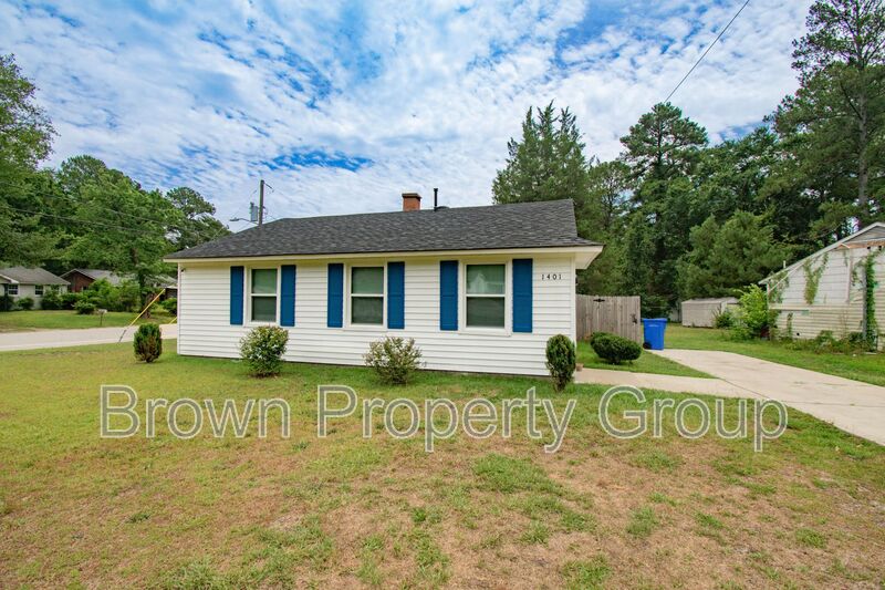 Fayetteville House: 1401 Thelbert Dr