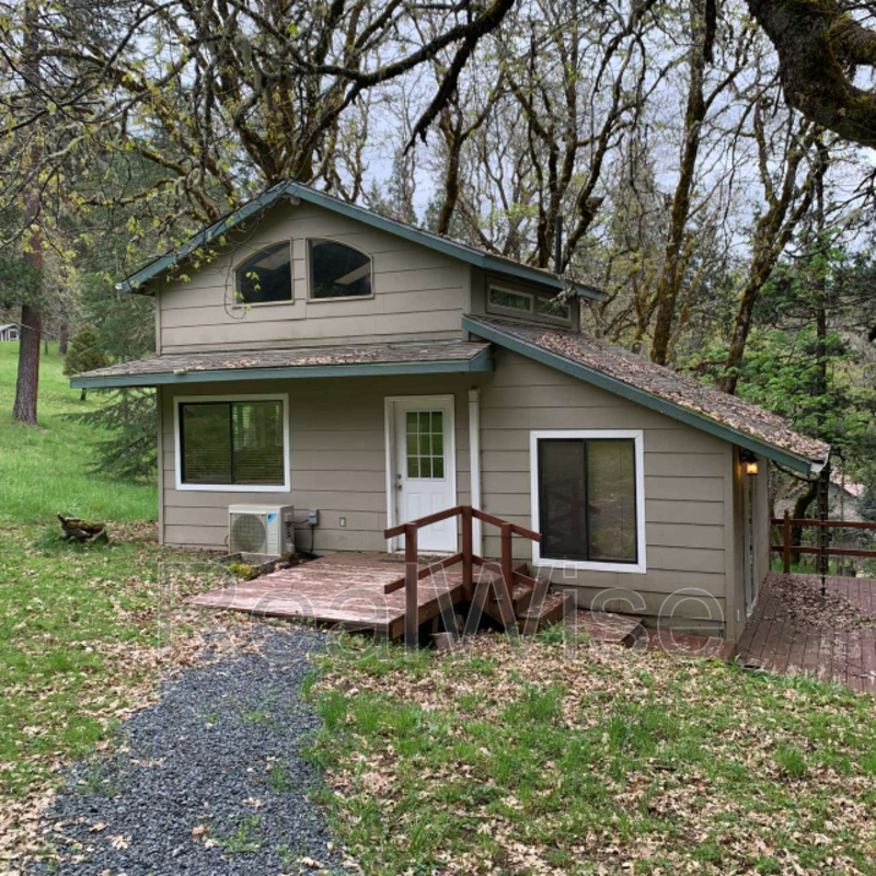 Grants Pass Townhome: 2451 W Jones Creek Rd