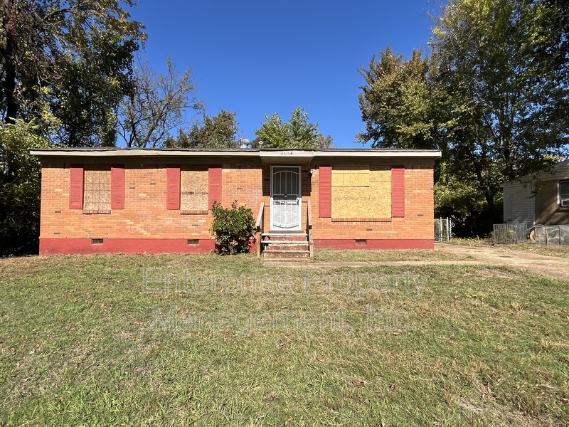 Memphis House: 2054 Pueblo Ave