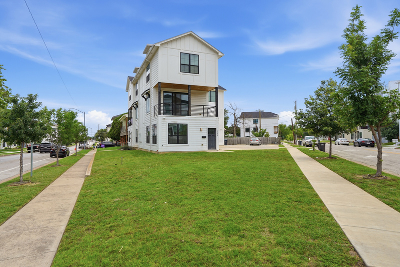 Fort Worth Townhome: 2340 Benbrook Drive
