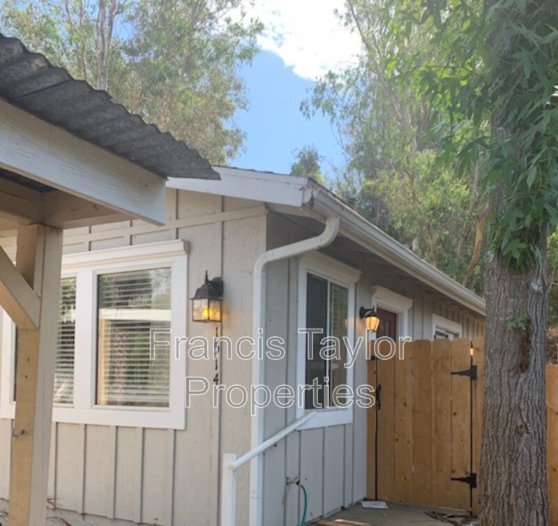 Fallbrook House: 1514 South Stage Coach Lane