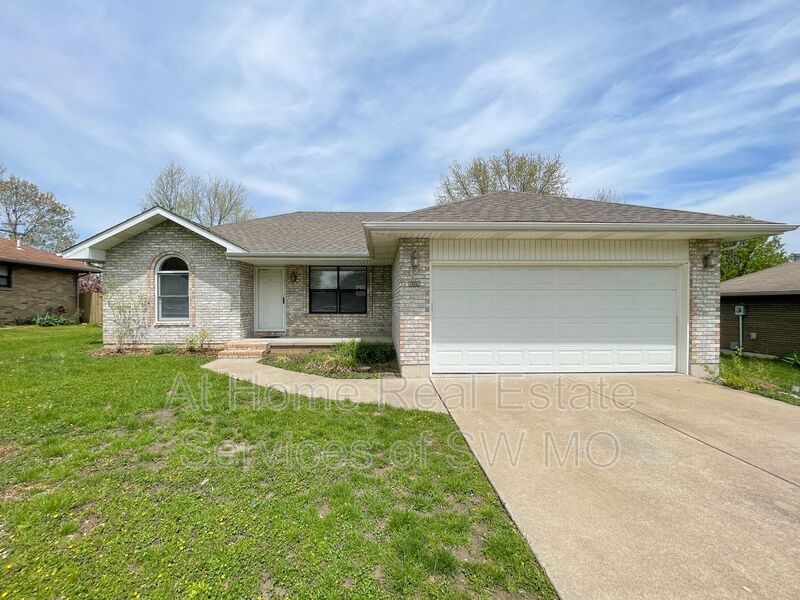 Nixa House: 609 E Sunset St