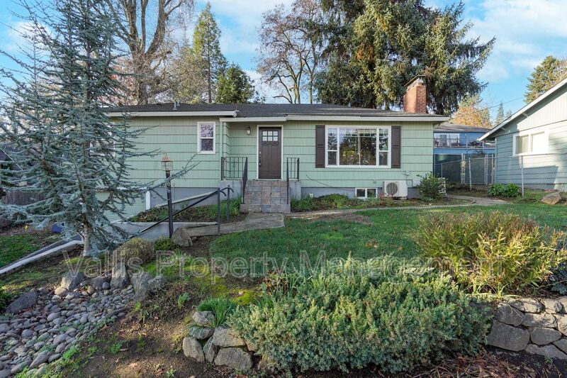 Salem House: 1025 Terrace Drive NW