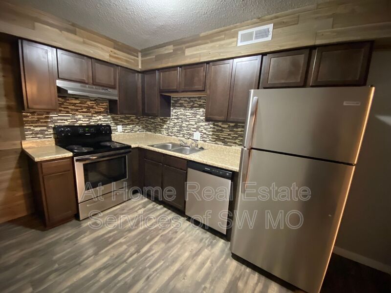 Springfield Condo: 712 E Sunshine